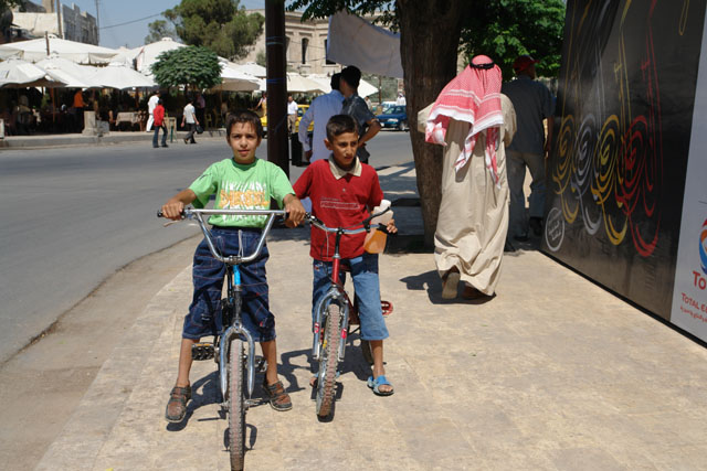 アレッポで自転車を楽しむ子（boys enjoying bicycle-riding at Aleppo）