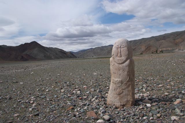 モンゴル／サグサイ（Sagsay）の砂漠と石人