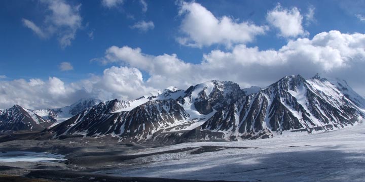 タバンボグドBC（3,000m）で望むボターニン氷河とタバンボグド山群（4,374m max）
