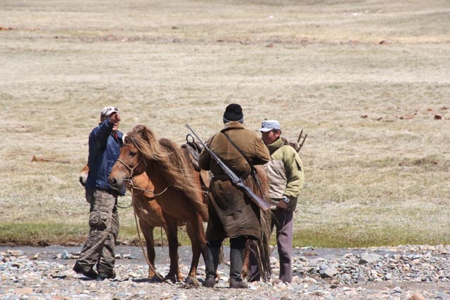 オロスラ渓谷のカザフ族ハンターから馬を借り，川渡り