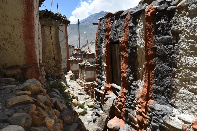 タンベ村のサキャ派ゴンパとチョルテン群（ネパール）