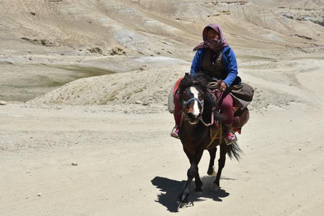 ローマンタン（ネパール）で馬に跨る女性