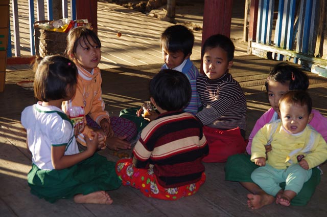 ガーペー僧院（Nga Phe Kyaung Monastery）で遊ぶ子