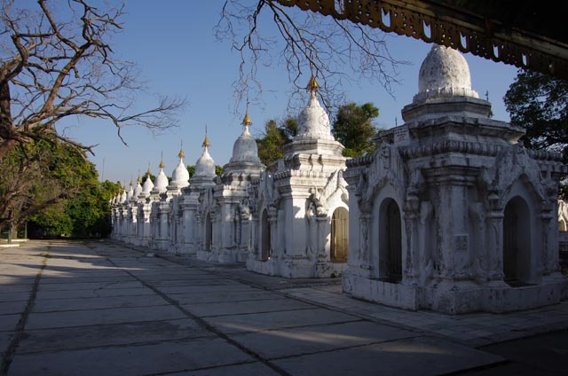 クドードォパゴダ（Kuthodaw Pagoda）