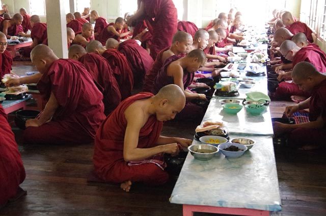 マハーガンダーヨン僧院（Mahagandhayon Monastery）食事中のお坊さん