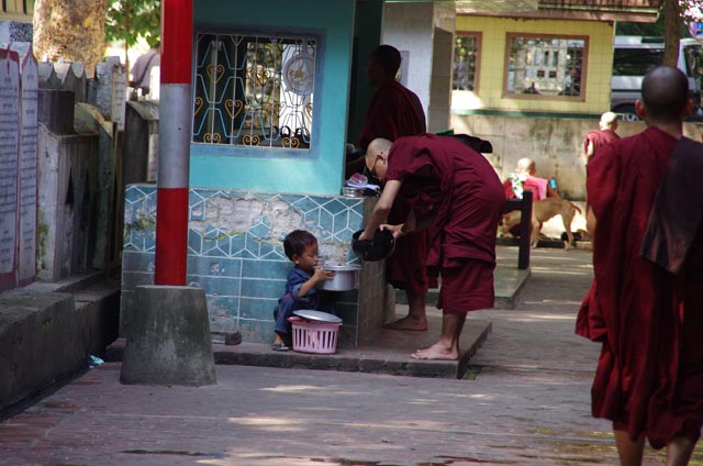 マハーガンダーヨン僧院（Mahagandhayon Monastery）で食物を分けてもらう子