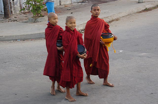 マンダレーの街を行く托鉢の少年僧