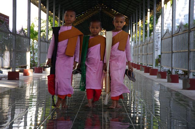 サンダムニパゴダ（Sanda Muni Pagoda）参拝の小さな尼さん