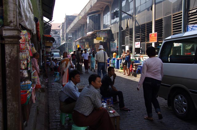 ヤンゴンのボージョーアウンサンマーケットでの眺め