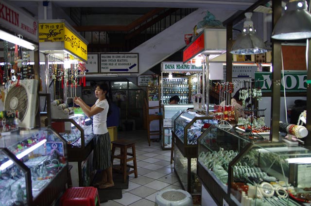 ヤンゴンのボージョーアウンサンマーケットでの眺め