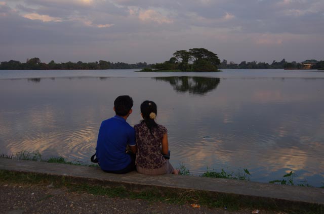 ヤンゴンのインヤー湖と市内での眺め