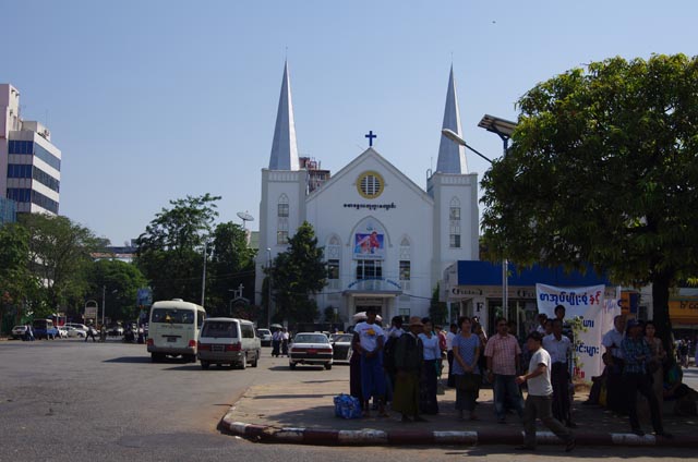 ヤンゴン市庁舎近くの教会（a church near to the Yangon city hall）