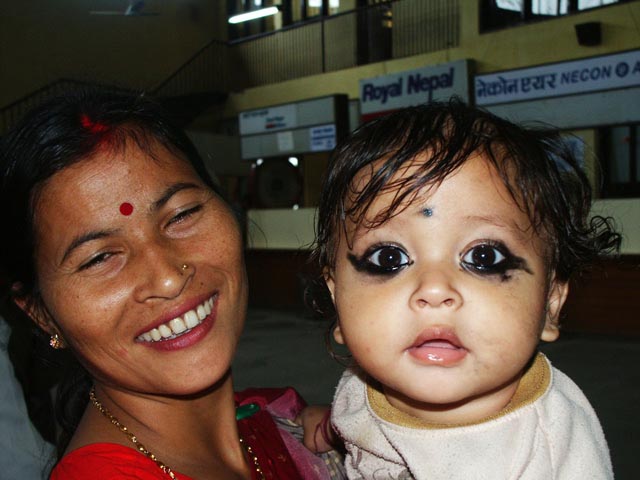 カトマンドゥ空港の母子（mother and her boy at the Kathmandu airport）