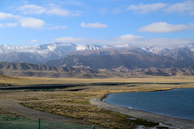 セリム湖から望む新疆天山（Xinjiang Tianshan）