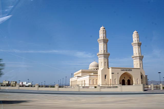 マスカット郊外のモスク（a Mosque at suburban Muscat）