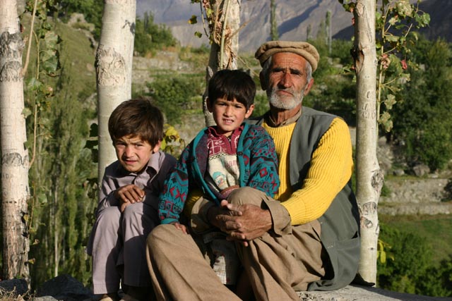 カリマバードの祖父と孫（boys with their grandpa at Karimabad, Hunza）