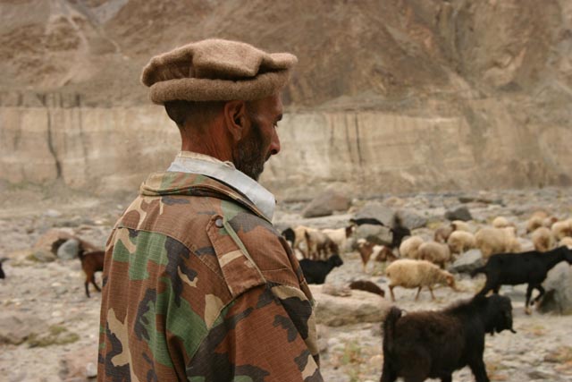 パキスタン／ギルギット川ほとりの羊飼い（a shepherd at the Gilgit river）
