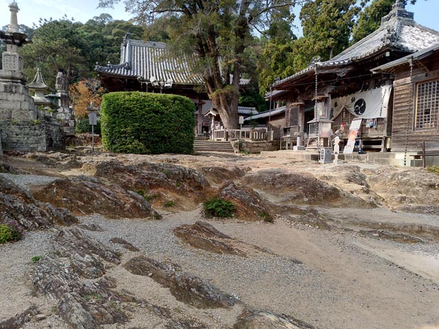 第14番 盛寿山 延命院 常楽寺のガレ場的庭