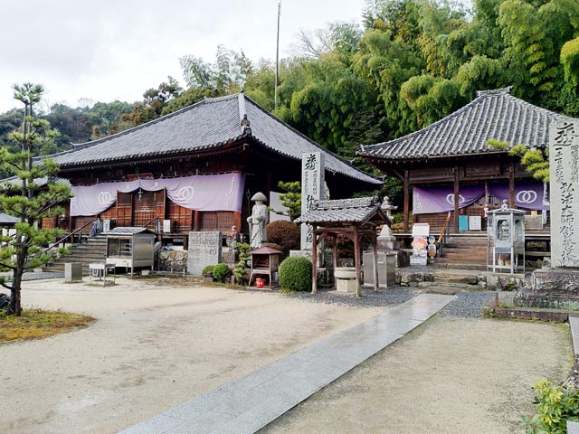 第49番 西林山 三蔵院 浄土寺本堂と大師堂（右）