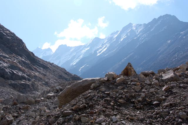 ガンゴトリ氷河を渡るときの写真