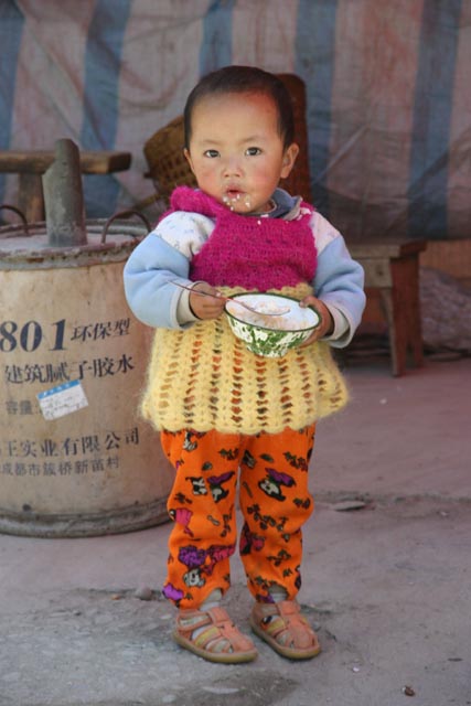 畳渓海子で食事中の露店の子（a eating boy of a stallkeeper at Diexihaizi Lake）