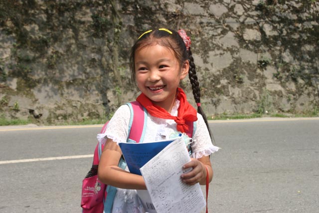 学校から帰る映秀の子（a girl on her way home from school at Yingxiu）