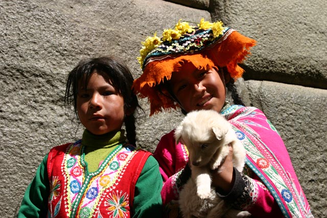 クスコ／ハトゥンルミヨク通りの子（girls as photo models at CalleJatun Rumiyocin Cusco）