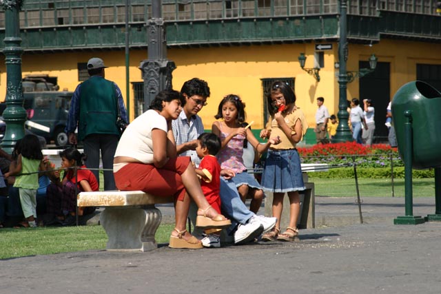 リマの家族（a family at Plaza DeMayor in Lima）