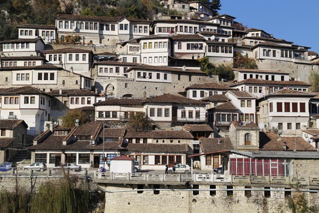 ベラートとギロカストラの歴史地区群（Historic Centres of Berat and Gjirokastra）の一部を成すベラトのマンガレム地区の『千の窓の街』