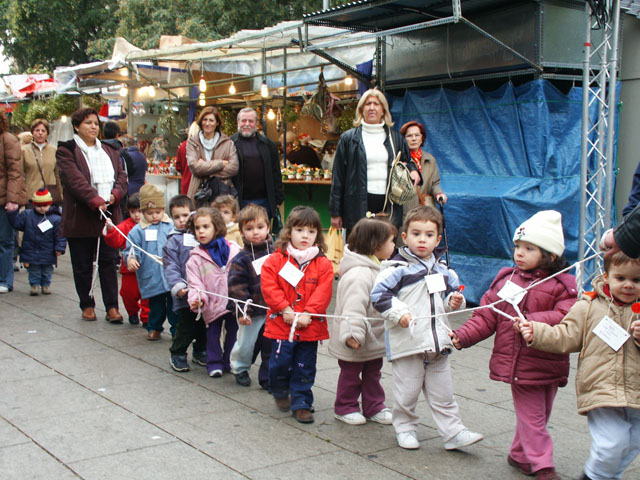 バルセロナの子供たち（children at the Santa Lucia cathedral in Barcelona）