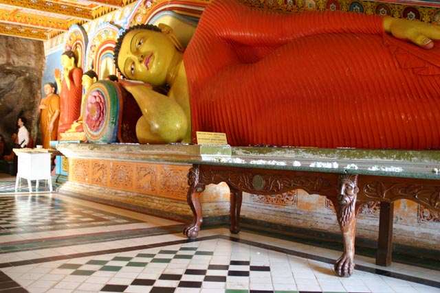 スリランカの旅2004：イスルムニア精舎の大きな涅槃仏