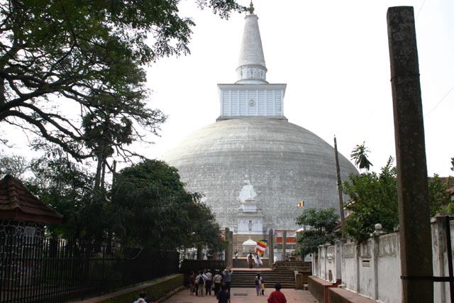 ヌラダプラのルワンウェリサーヤ大塔（Ruwanweli Seya Dagoba in Anuradhapura）