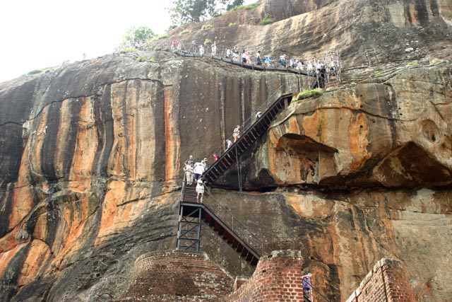 壁画で知られるシギリヤロック（Sigiriya rock／195m）