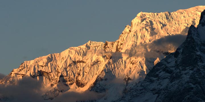 タンボチェ（Tengboche：3,860m）の朝望むヒマラヤの峰