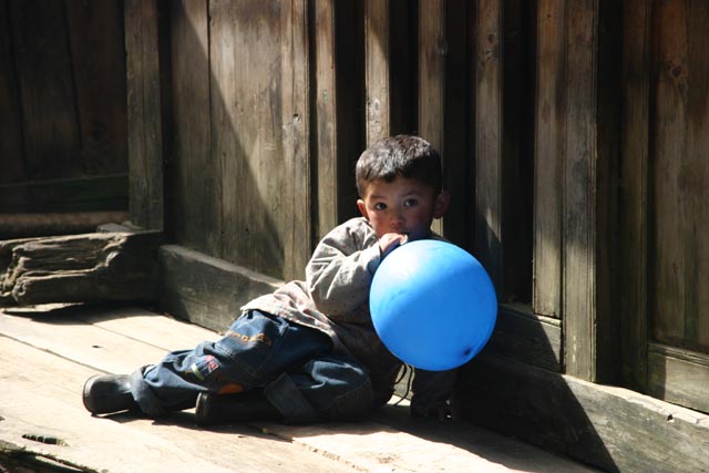 風船遊びに興ずるタドコシの男の子（a boy playing with a balloon at Thadokoshi）