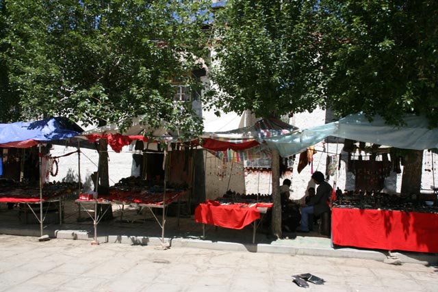 チベット／ギャンツェ白居寺の門前市（Palkhor monastery market in Gyantse）