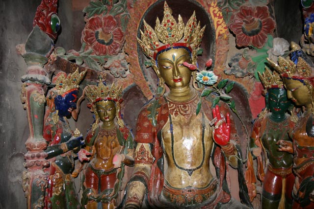 クンブムチョルテンの仏像
