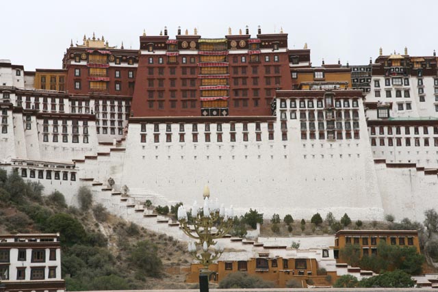 ラサのポタラ紅宮（Potala monastery in Lhasa）
