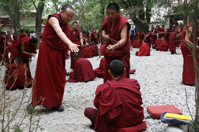 セラ寺の問答（Debating at Sera monastery）