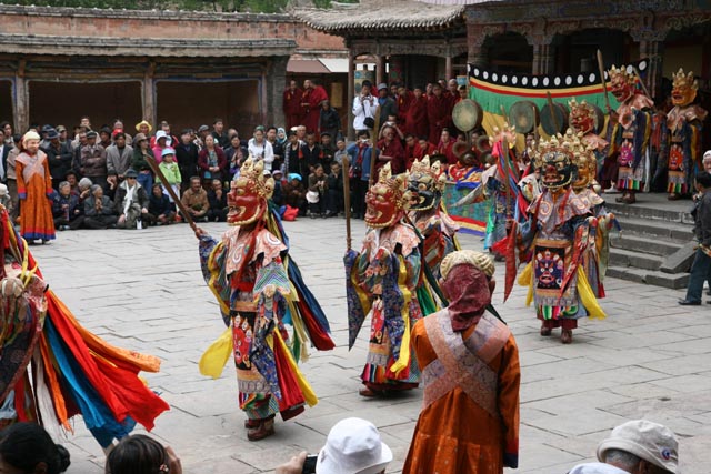 西寧タール寺の仮面舞踏（Mask dance at Ta'er Monastery）