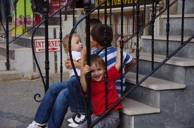 エディルネ（Edirne）の通りで遊ぶ子ら