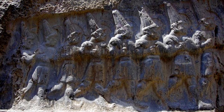 ヒッタイト帝国ヤズルカヤ遺跡12神行進のレリーフ（紀元前13世紀）
