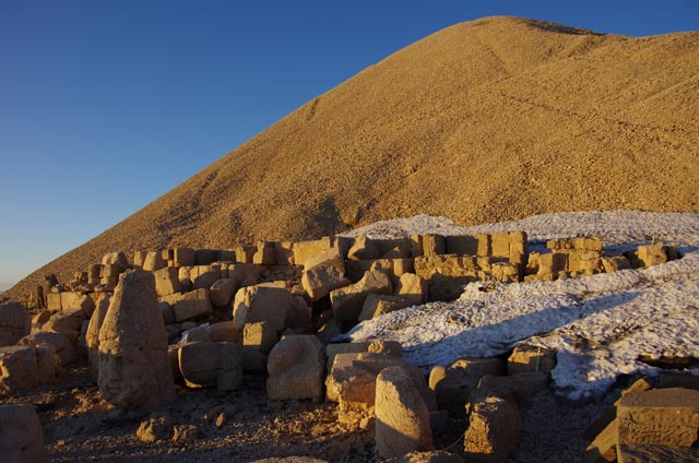 紀元前62年の石像群のあるネムルート山（Nemrutdagi／2,200m（テラス））