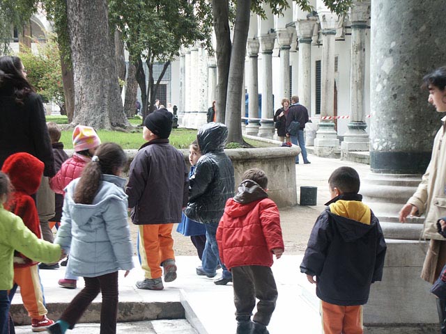 イスタンブールトプカプ宮殿の子供たち（children at the Topkapi Palace of Istanbul）