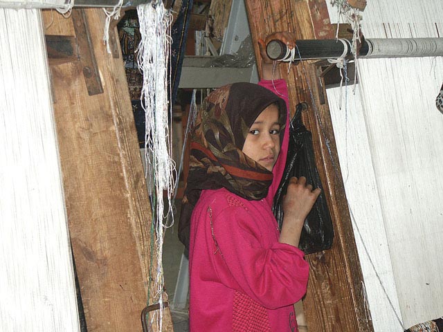 カーペットスクールの子（a girl at a Carpet School in Saqqara）