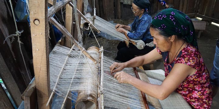 ベトナム北辺の村で麻布を織る白モン族の女性