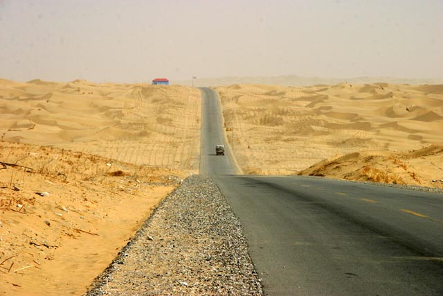 タクラマカン砂漠と砂漠公路の風景