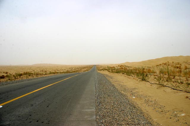 タクラマカン砂漠と砂漠公路の風景