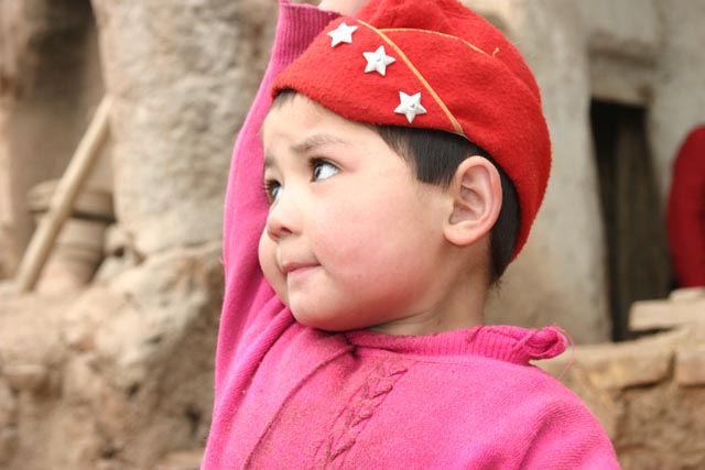 カシュガル旧市街（老城）の子（a girl at the old town of Kashgar）