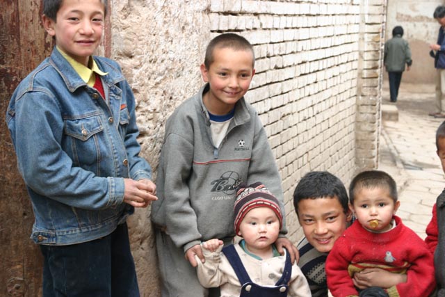 カシュガル旧市街（老城）の子（children at the old town of Kashgar）